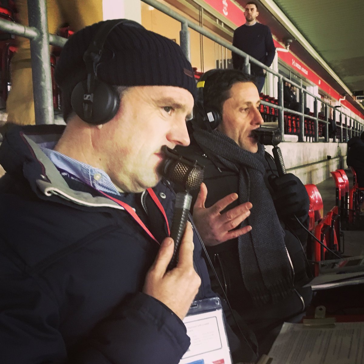 The teams are ready ⚽️

Our commentary team are ready 🎙

<a href="/alibruceball/">Alistair Bruce-Ball</a> and Michael Brown are at St Mary’s for us 👇

📻⚽ bbc.in/2Db2Jld 
#FACup #SOUDER