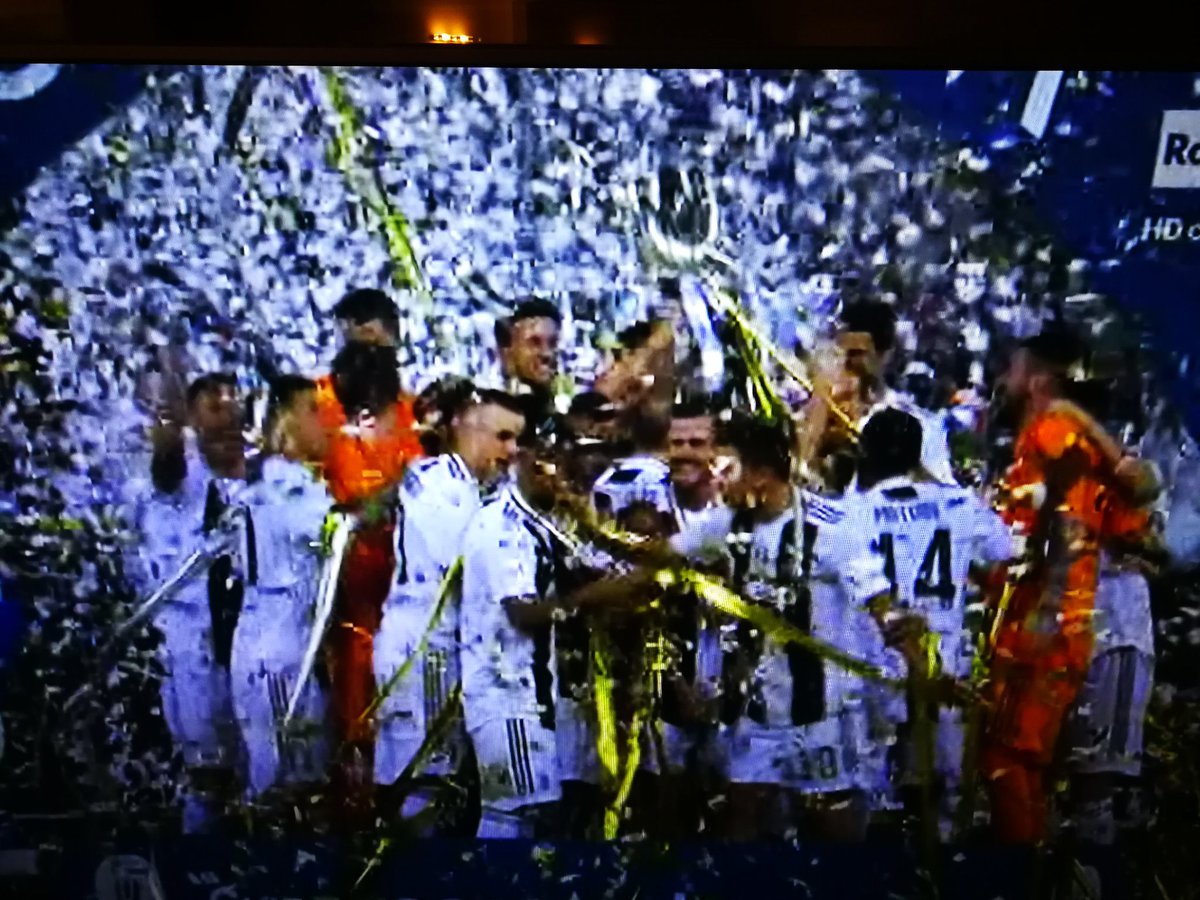 Uno sarebbe pure stanco, ma poi è sempre così bello vederli così...
Ora sì, buon anno a tutti!
#jvtblive