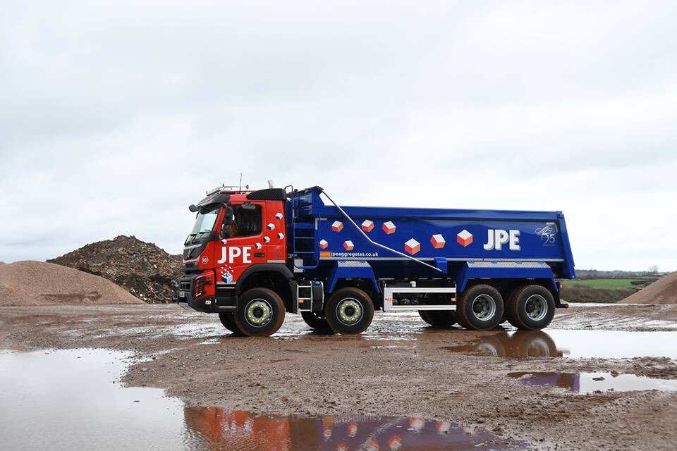ShurcoUK's tweet photo. @jpemidlands new livery looks cool with @ShurcoUK #9000 flip systems and our very popular @ShurCover #electric #sidetoside  on @Wilcox #tipper #bodies https://t.co/W5GPCI7AiQ