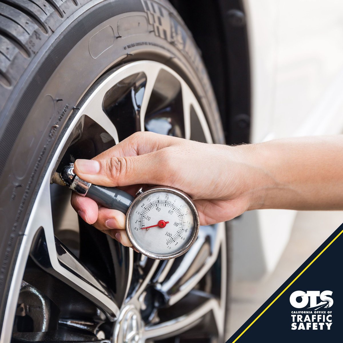 OTS_CA's tweet image. Cold weather reduces tire pressure so make sure your tires are properly inflated before heading out on the road and adjust frequently. Check your manual if you&apos;re unsure of your vehicle&apos;s optimal tire pressure. #WinterWeatherTips #DriveSafe