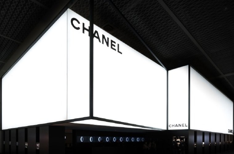 KNotemag's tweet photo. Lüksün sembollerinden biri olan Chanel, hazır giyim, couture, kozmetik, spa gibi lüks tüketim sektörünün birçok alanında etkin ve söz sahibi. #KNote #Chanel #Knews

Okumak için --> https://t.co/RATarGpUY8 https://t.co/OLLp1xAYjQ