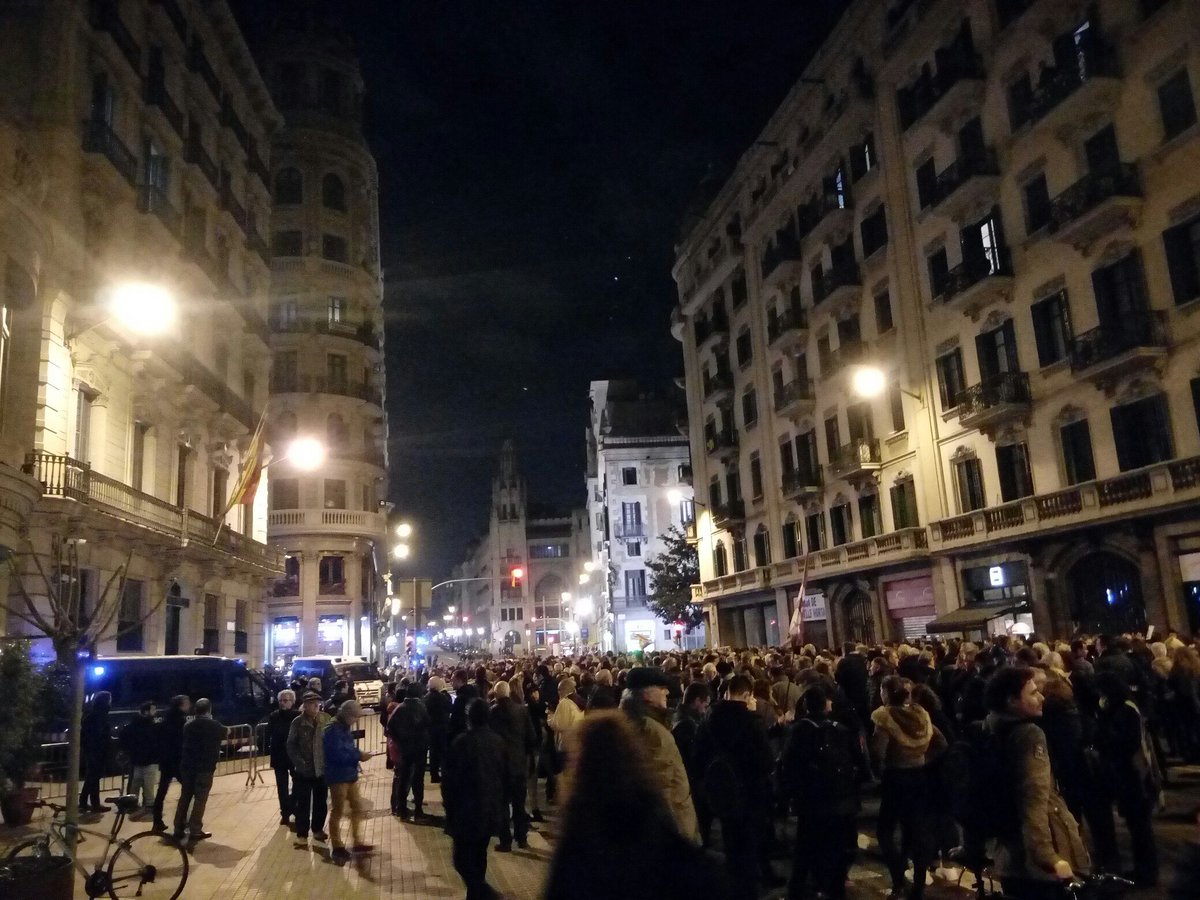 CDRCatOficial's tweet photo. 🔴 Milers de persones arreu del territori sortim als carrers en front la repressió!

Juntes i decidides #TombemElRègim. Cap agressió sense resposta!

#ElPoderDelPoble
#DecidimSer

📍Girona
📍Barcelona
📍Lleida
📍Tarragona https://t.co/9dHtmgZCLc