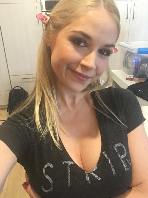 Getting my makeup done @DPxxx today!!! rockin' my @STRIPLVMAG t-shirt 🤘 https://t.co/uEAsNDtlUq<a class="tags" href="/tag/dpxxx">@dpxxx</a>