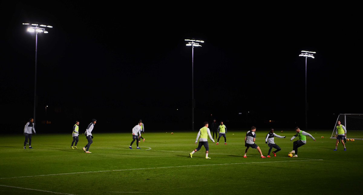 La noche en Melwood 😍 #LFC #YNWA