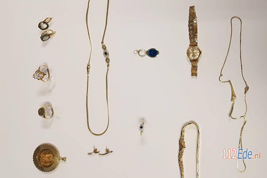 🚨 Politie vindt gestolen sieraden in auto bij twee mannen uit #Ede 112.press/Qwqc2j 112Ede https://t.co/DKorBD73cv