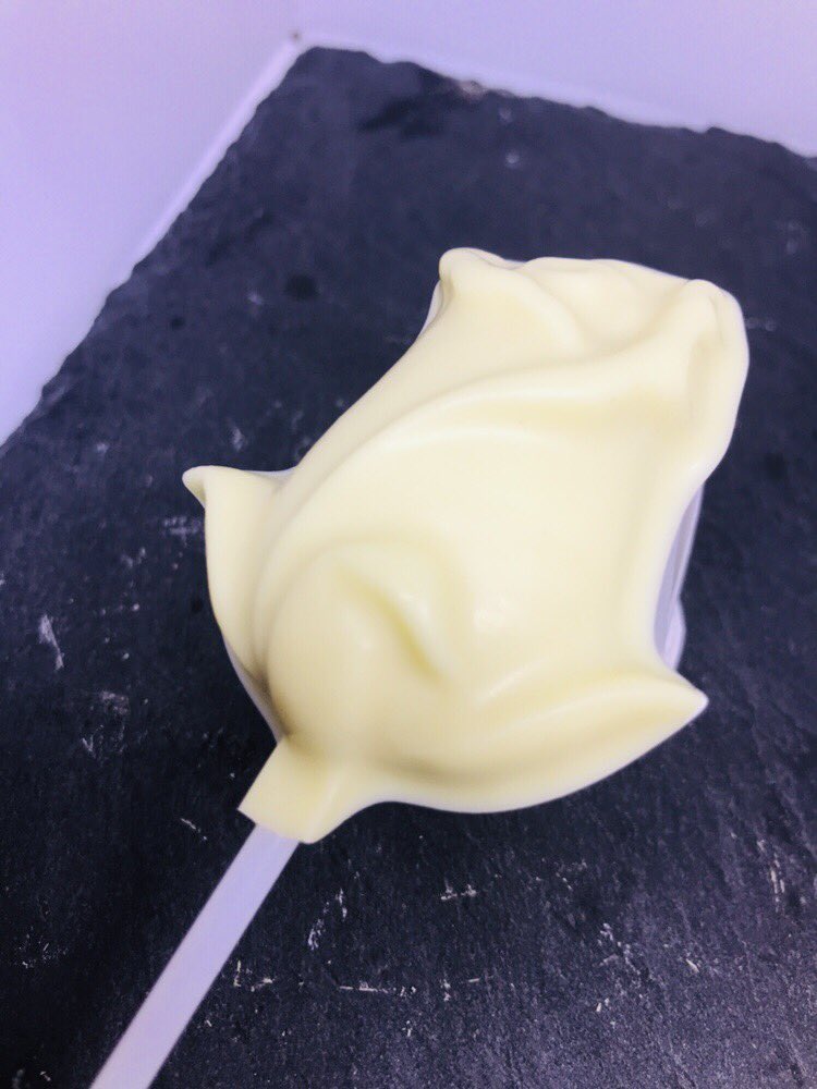 SchocolateCc's tweet photo. Our gorgeous valentines chocolate rose is available in milk or white chocolate🌹 🍫 #glutenfree #delicious #vegetarian #smallbusiness #tasty #belgianchocolate #milkchocolate #whitechocolate #valentines #valentinesgifts #treat #gift #artisan #wedding https://t.co/MhHsAPYxME
