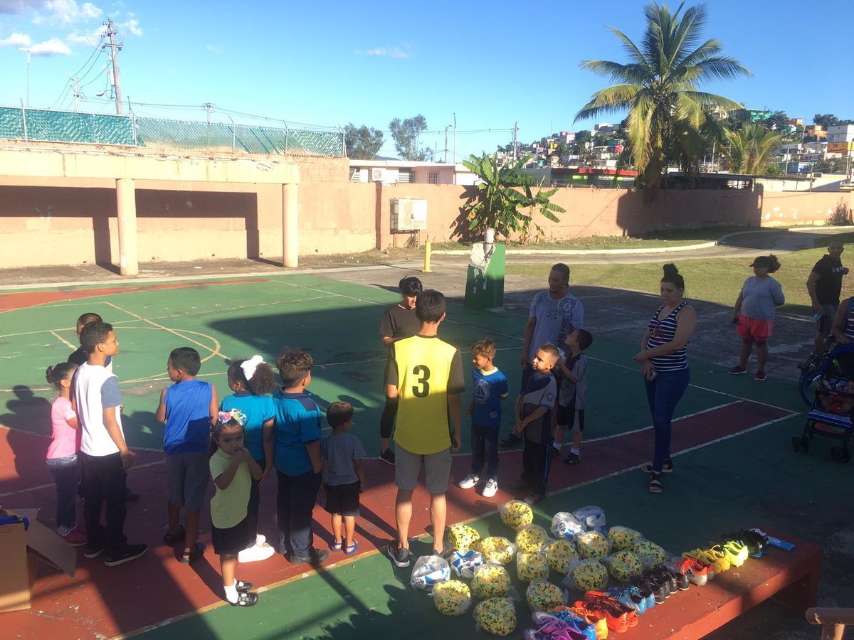 FPFPuertoRico's tweet photo. ⚽️La Fundación Samba 360 continuó con su misión de aportar al desarrollo del fútbol en Puerto Rico realizando una donación de equipo de fútbol, los cuales fueron entregados en el Residencial Luis del Carmen Echevarría en Gurabo.
#FedeFútbolPR #Samba360 #FútbolPR https://t.co/hAUo68x1dp