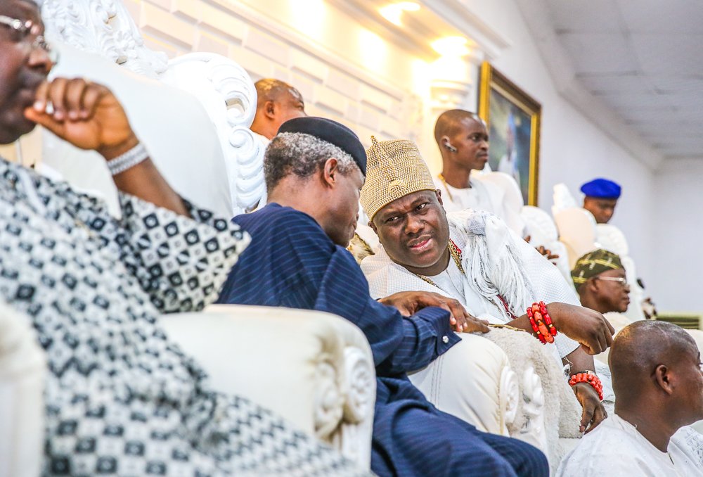 PHOTOS:
Today, VP @ProfOsinbajo continued Family Chats in Ife, Osun State, accompanied by Gov. Gboyega Oyetola.
VP paid a courtesy visit to Ooni of Ife, Oba Adeyeye Ogunwusi; visited some families; & stopped by at Oja Tuntun where he engaged with youths, market women & traders.