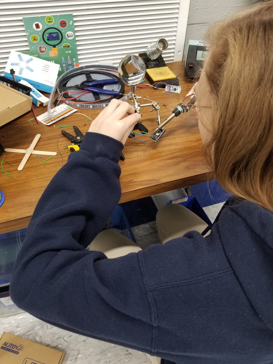 SDMS_VWeLab's tweet image. May just look like one little light to you but these awesome girls went from no wiring or coding experience to a flashing light for their camera! Little help with the coding but the rest was their drive, effort, and perseverance. 
#LetThem
@VWeLabs 
@PEFinnovation 
#HCDEengage