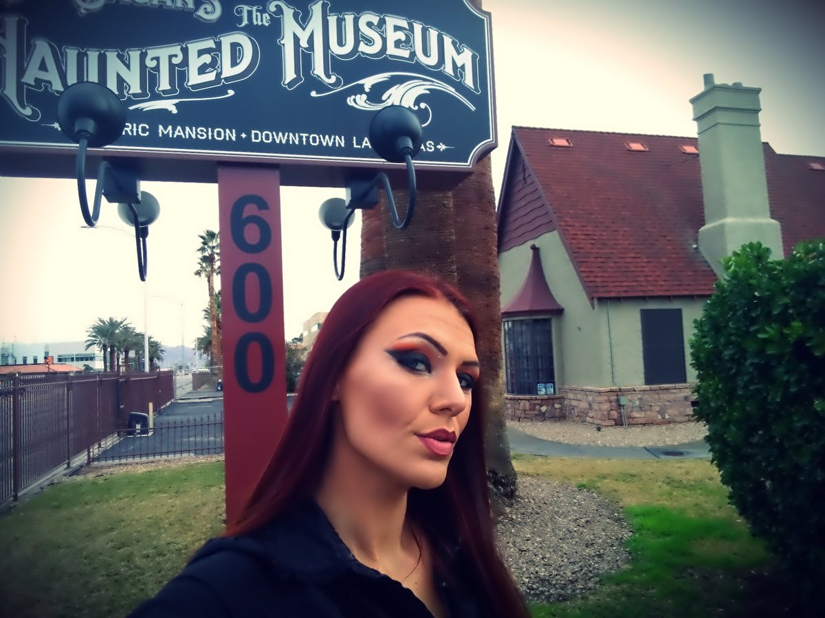 StayshasWeird's tweet photo. Spending #MuseumSelfieDay  at the greatest museum on Earth @hauntedmuseum #bestmuseumever #tourguidelife #letmeshowyousomethingcreepy #bestoflasvegas #creepymuseum #creepyguide #rainyday https://t.co/L11izGoxCl