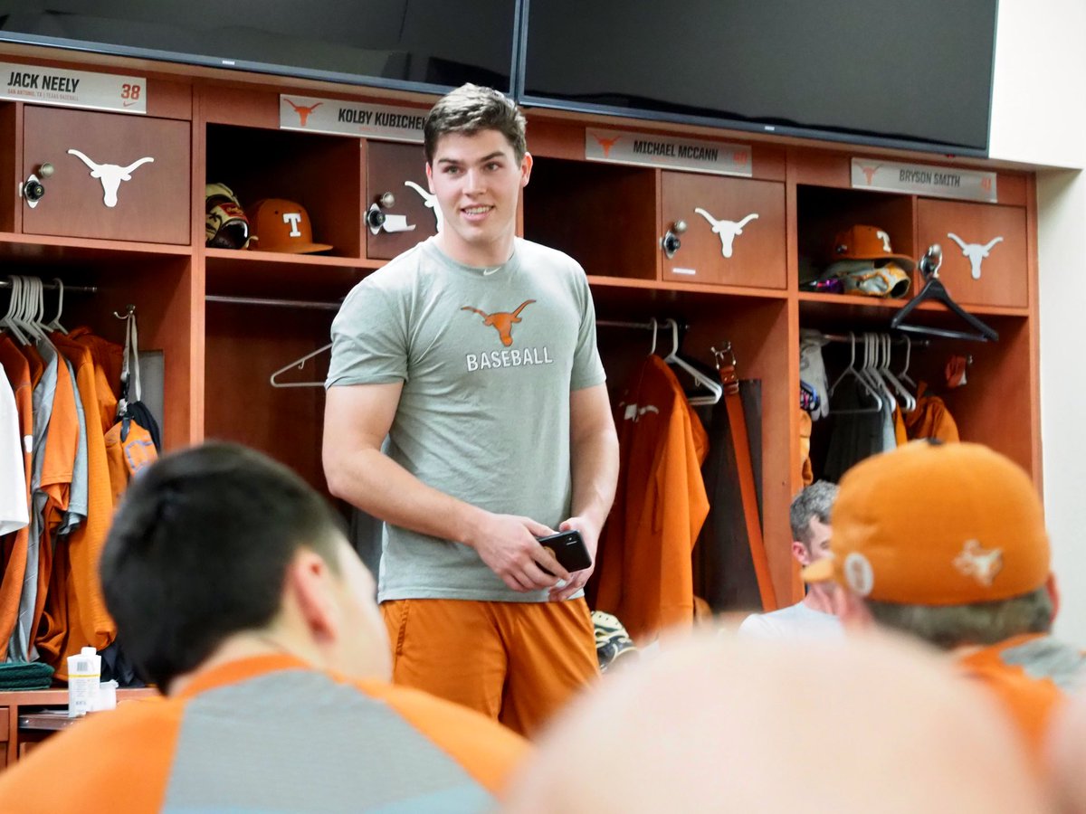 TexasBaseball's tweet photo. Texas Tradition.

This year’s freshmen are once again tasked with researching Longhorn greats. Today, @pgeib12 presented on Danny Peoples. #HookEm 🤘 https://t.co/XkHqWPqDE9