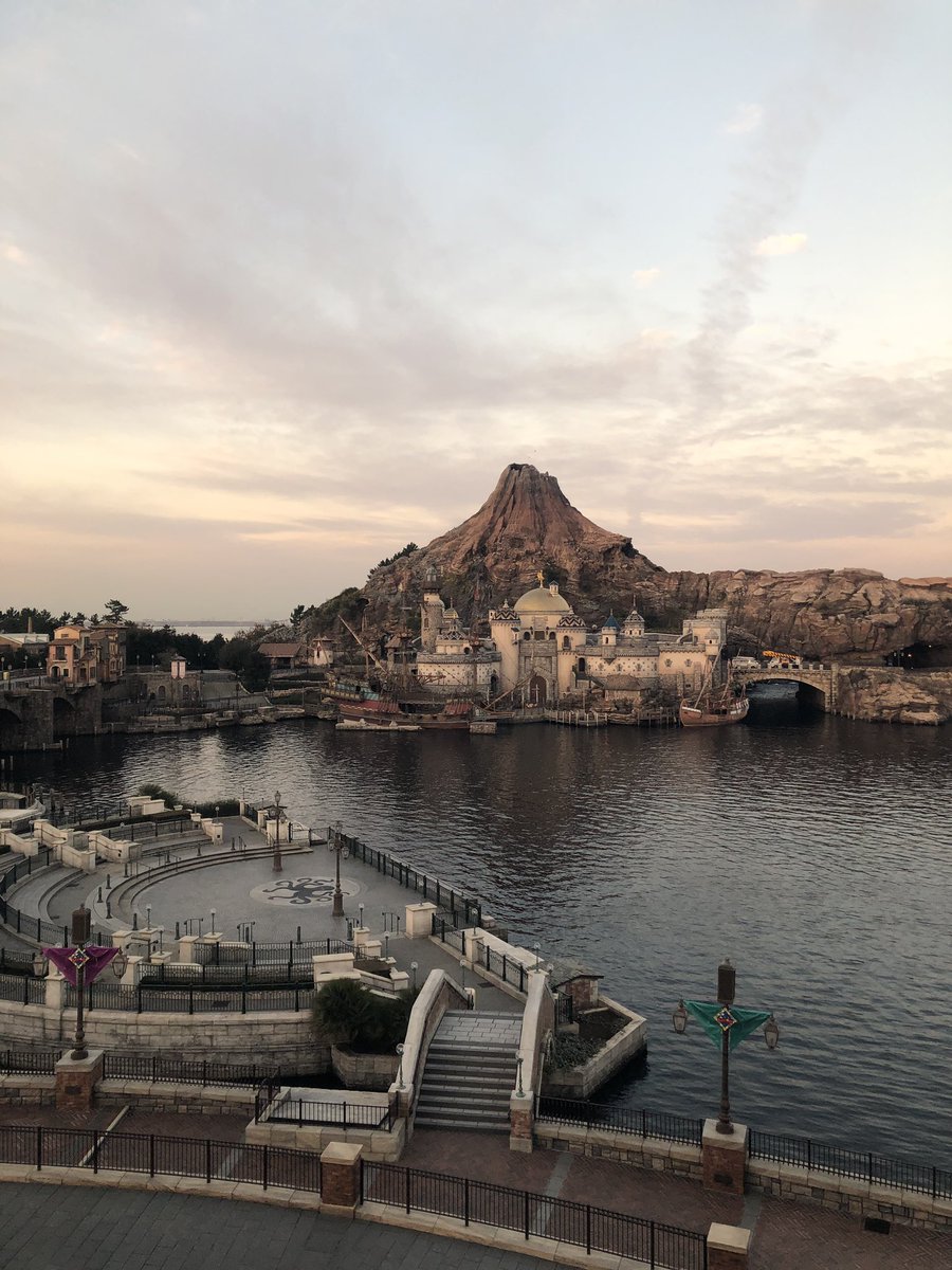 minimumNaoki's tweet photo. 喰らえ！！
コレがディズニーシーホテルミラコスタ25万の部屋の景色だ！！

#ディズニーシー
#ホテルミラコスタ
#スウィートルーム
#25万の部屋
#ミラコスタ・スウィート https://t.co/YWViPA4ylZ