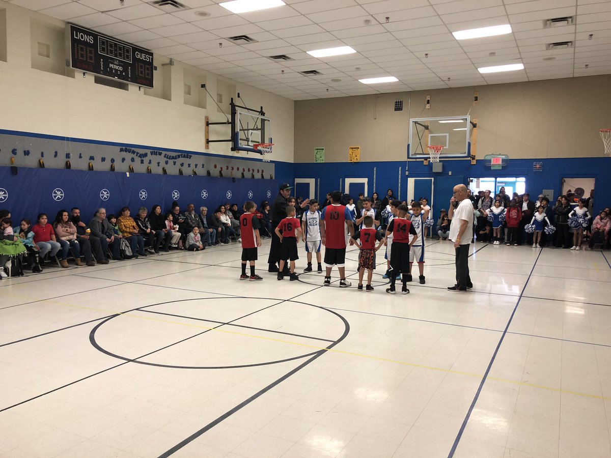 AHAHSprincipal's tweet image. Mt. View vs. Kit Carson 🏀 we have a barn burner down here in lion country# #mtview #standingroomonly #southvalley @ABQschools