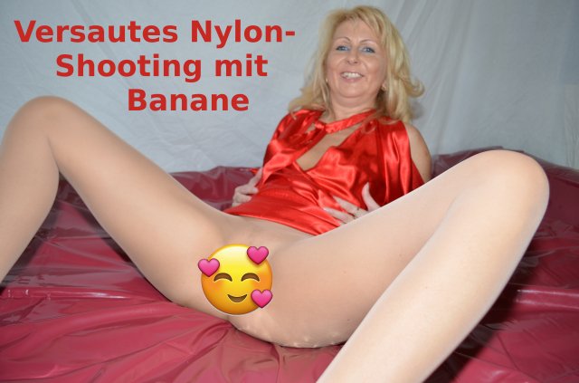 Ich hatte selbstverständlich beim Shooting kein Höschen drunter. Das Gefühl der Nylon an meinem nackten Fötzchen hat mich wieder so geil gemacht, dass ich mir direkt die Deko-Banane vom Hotel rein schieben musste! monisworld.tv #MilfMoni #Nylon