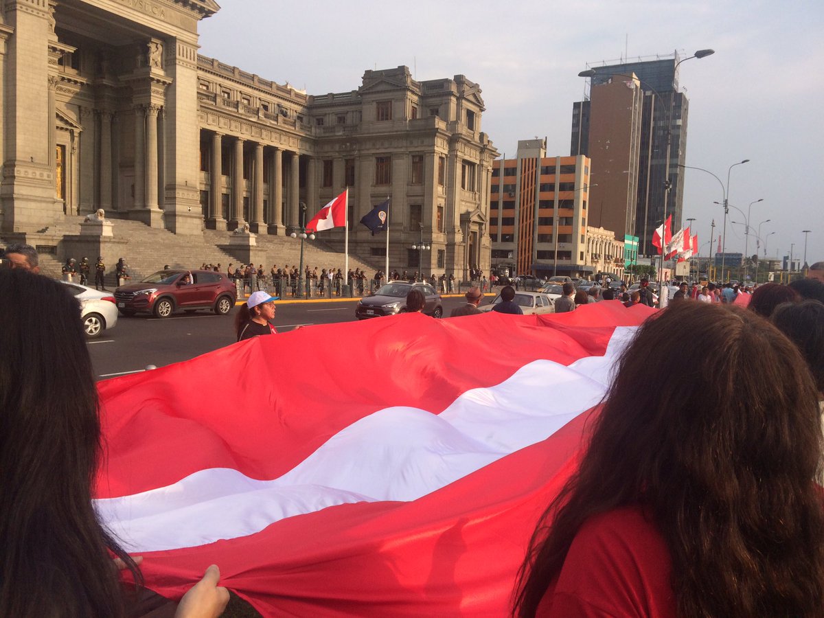 lilirojasguzman's tweet photo. Empieza el plantón en protesta por el retiro del juez Richard Concepción Carhuancho del caso Cócteles. Es frente a palacio de Justicia https://t.co/RGIlcOf2Mn