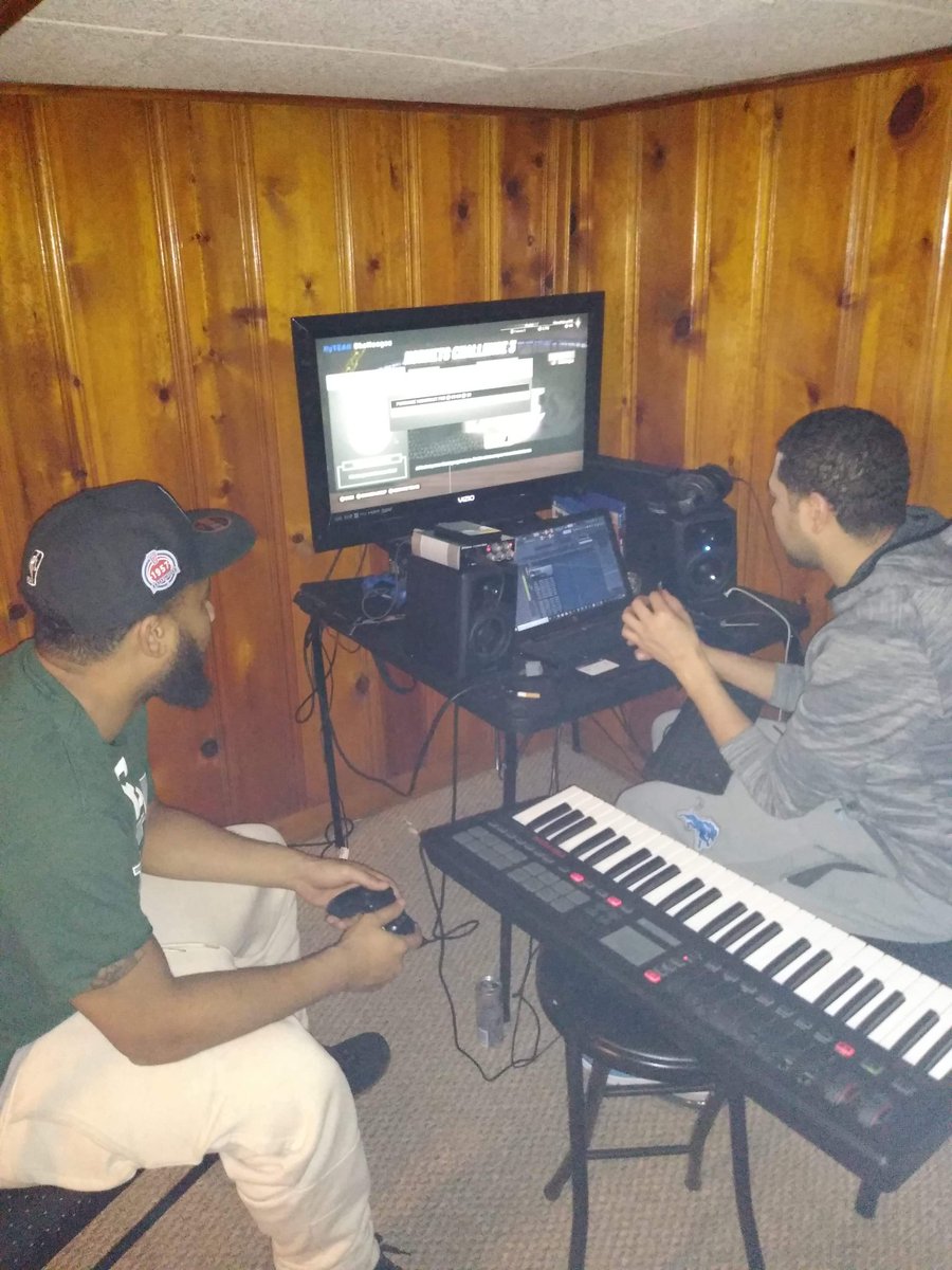 OrgMeechieLoc4's tweet image. If anyone in Michigan need studio time,beats,or websites hmu