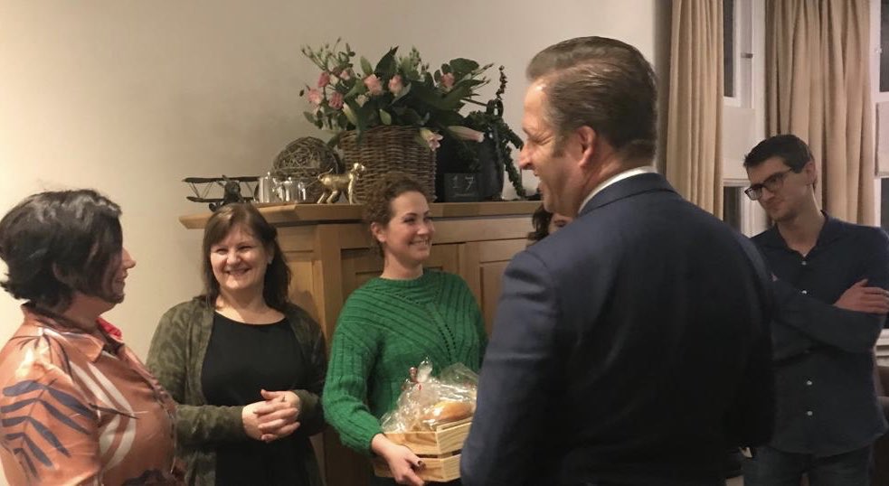 hugodejonge's tweet photo. Zorg gaat altijd door. Ook ‘s nachts. Daarom samen met de collega’s op verrassingsbezoek. Dit werk in de nachtdienst is vaak onzichtbaar, maar vooral onmisbaar. #HELDindeNacht 💪 https://t.co/GkXFiQkGXv