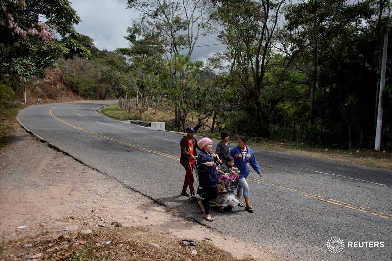 Migrants from Honduras use a supermarket cart to carry children as they walk toward the U.S. in Padre Miguel, Guatemala. More photos of the new migrant caravan: https://reut.rs/2TRBAJm 📷 Alexandre Meneghini