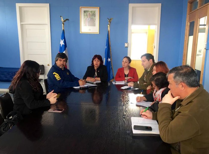 Jefe de la Brigada de Investigación Criminal #PuertoNatales participa en una reunión junto a la @GobUEsperanza, Carabineros y presidentes de juntas de vecinos para abordar problemáticas que afectan a la zona y trabajar en conjunto en medidas para su mitigación.