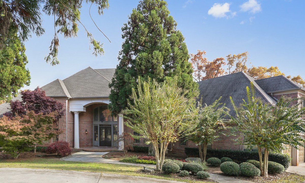 WRTheCollective's tweet image. This custom 6-bedroom estate in Roswell, Georgia is located on 3+ acres of private ponds, a professional basketball court, walking trails, pool and pool house. See more of Mikel Muffley's exquisite listing here: bit.ly/2FCQ5gd.