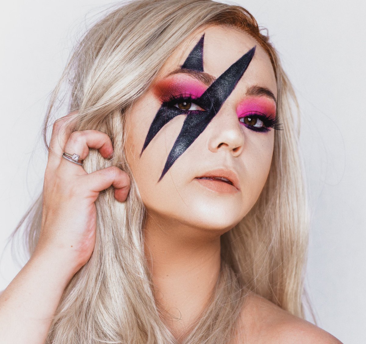 Instagram won’t let me post 😤 so I’ll post here first! Been wanting to recreate this forever!
@MannyMua733 #LunarBeauty Life’s a Drag Palette
@ABHcosmetics Jet Creme Color and Modern Renaissance Palette
@BenefitBeauty Precisely My Brow Pencil
@UrbanDecay Woodstock Eyeshadow