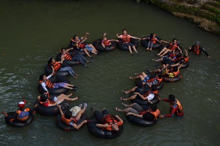 goapindulinfo's tweet photo. Goa Pindul: Sensasi Mengarungi Sungai Bawah Tanah

Keindahan semakin lengkap dengan adanya ornamen di sepanjang dinding Gua seperti mahakarya lukisan abstrak yang tak ternilai. Mata kristal lelelawar bergelantungan menghiasi lorong gua. 

https://t.co/nI7eHBgUlf https://t.co/AscEROGgGJ