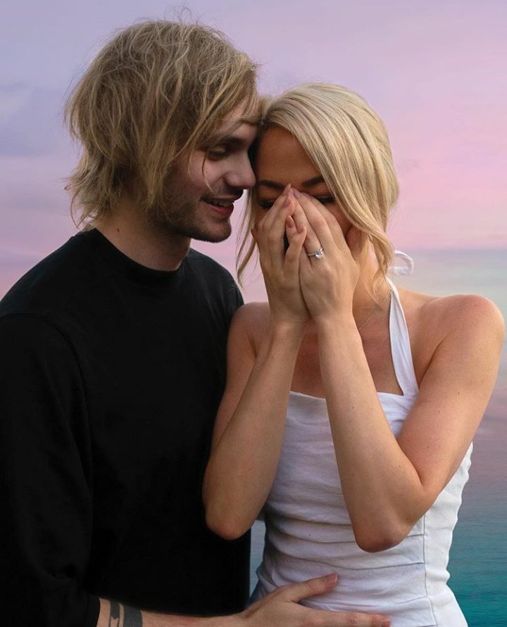 MasBah5SOS's tweet photo. "Eu sou muito sortudo e pedi o amor da minha vida em casamento no lugar onde tudo começou, há anos ela vem me ajudando a evoluir e moldou quem eu sou hoje em maneiras que nunca imaginei. Eu não poderia ter alguem melhor pra passar o resto da minha vida. Eu amo te amar Crystal." https://t.co/WUznGHRVLo
