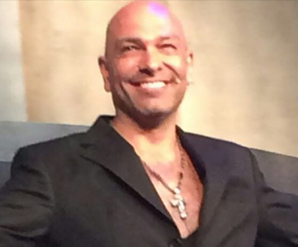 POR FAVOR Me ayudan a encontrar mi Cruz con  RT. La perdi el lunes  pasado en el club Villa Carlos Paz a la salida justo del estacionamiento. Tiene un valor profundamente sentimental para mi. El que la tiene  por favor si me la puede llevar al Teatro del Lago boleteria. GRACIAS