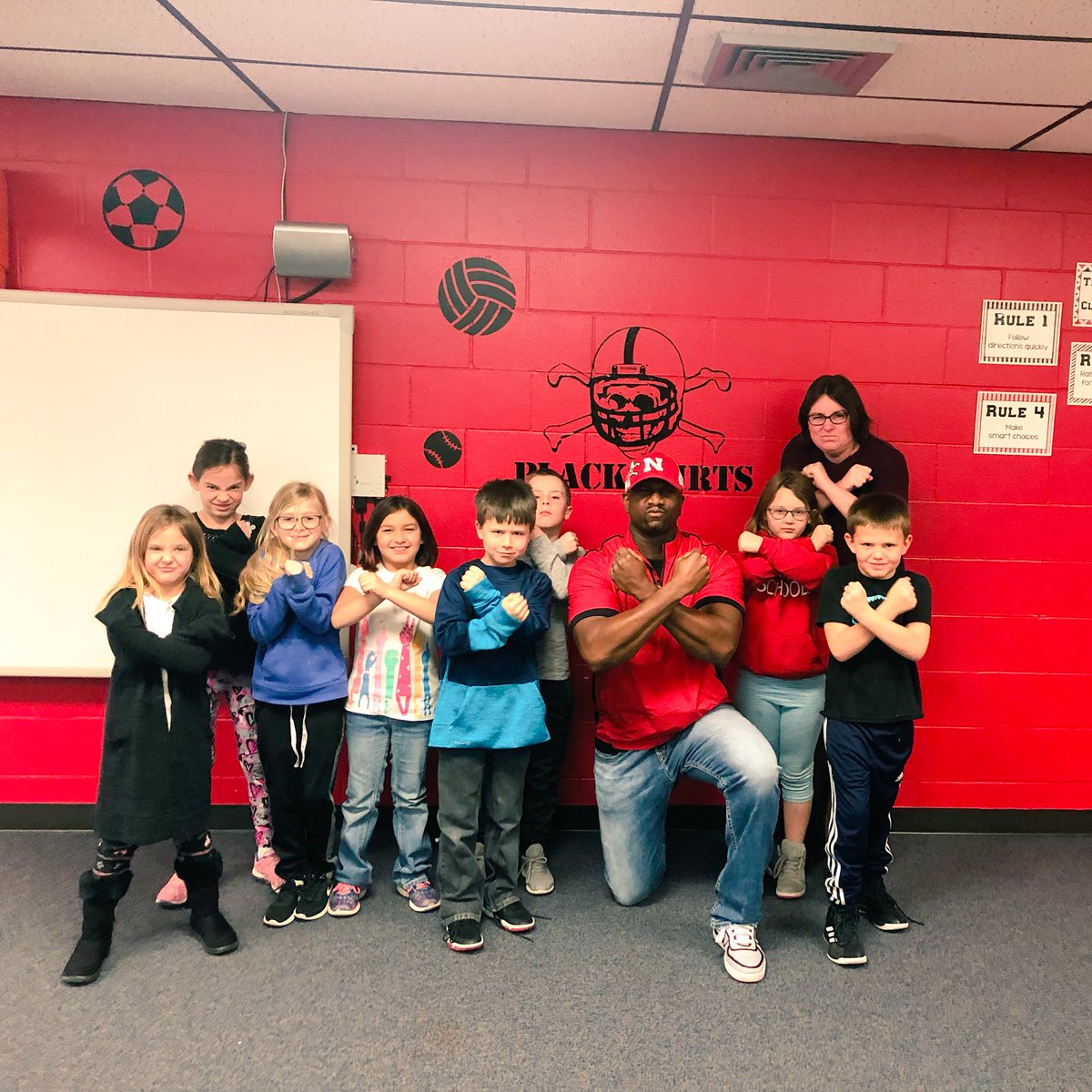 DeMoineAdams's tweet photo. Thanks for the ❤️ Morrill Public Schools. If you believe the right thing, you will do the right thing. NEVER accept that bullying is okay, and use your heart to be kind and resilient💯🎯. Shout out to the leadership of @kerihoman and Joe Sherwood👏🏿 #LionPOWER🦁 https://t.co/tx8yIo2Tkw