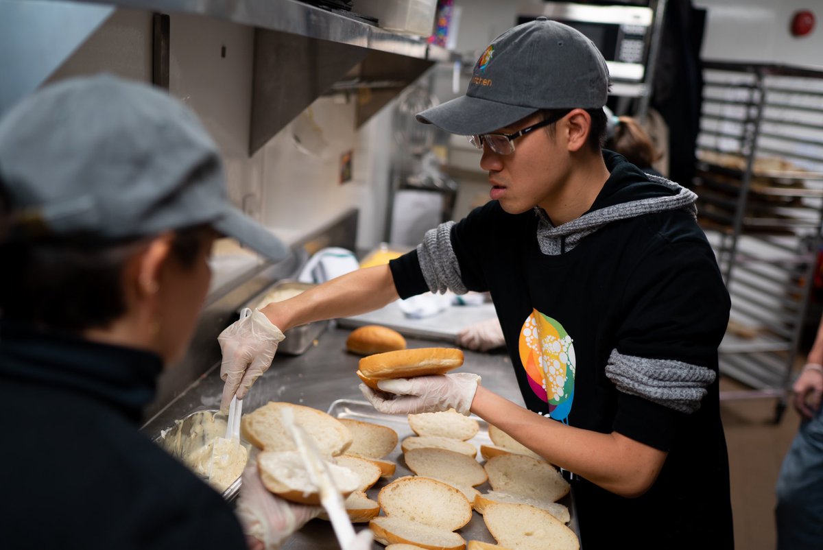 WCKitchen's tweet image. We opened our kitchen today in order to serve federal families in need. We served 4,400 meals, double what we were expecting. We’ll be back here tomorrow, &amp;amp; every day after that, as long as there is need. Thank you to all the volunteers who made our work possible🇺🇸🍴#ChefsForFeds