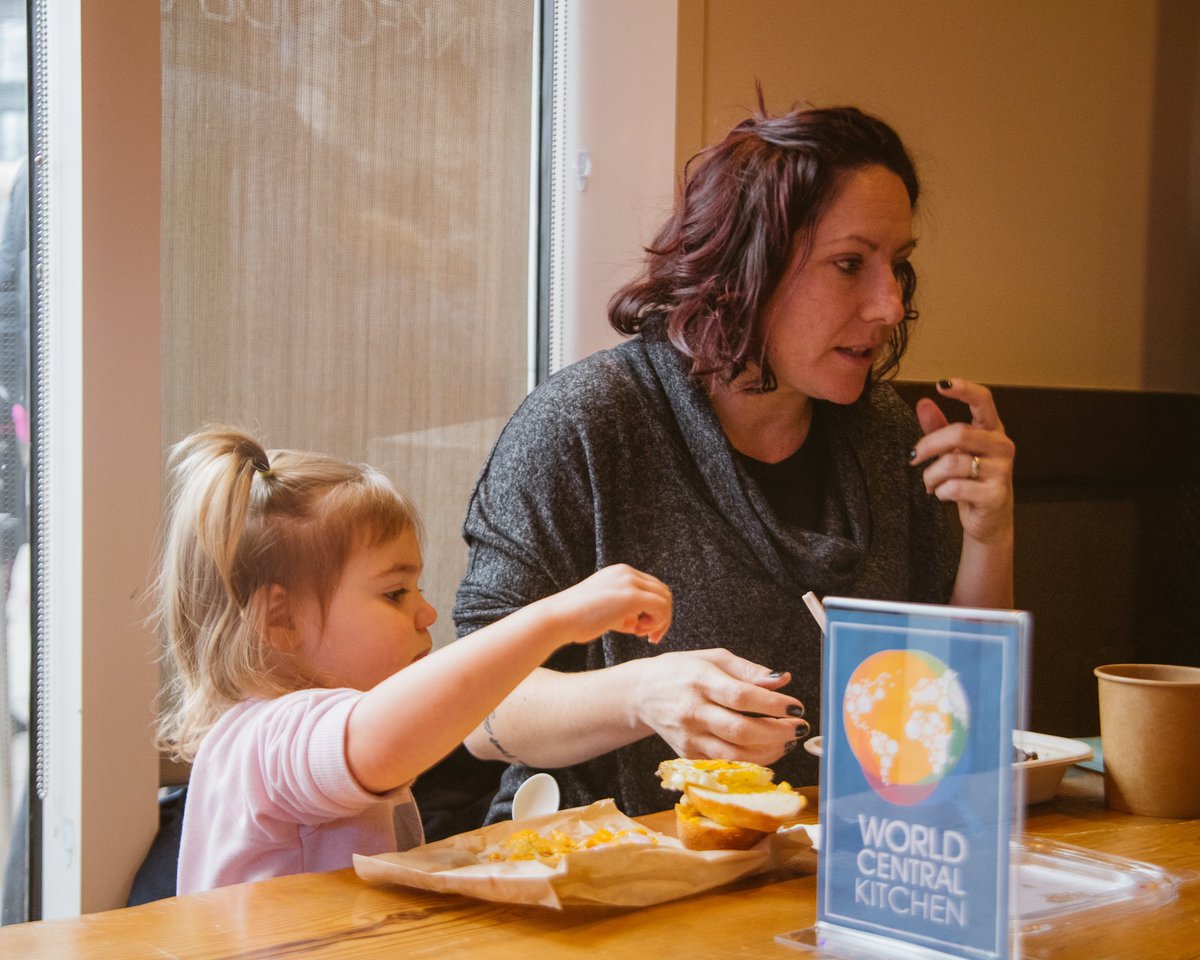 WCKitchen's tweet image. We opened our kitchen today in order to serve federal families in need. We served 4,400 meals, double what we were expecting. We’ll be back here tomorrow, &amp;amp; every day after that, as long as there is need. Thank you to all the volunteers who made our work possible🇺🇸🍴#ChefsForFeds