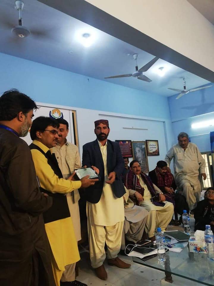 BENAZIR_NEWS's tweet photo. President Bhutto Welfare Organization Sindh A Hameed Bhutto & SVP Nazeer Ahmed Bhutto @nazeer_bhutto Addressing .#SwingMachines...#Rashan and #clothes Distribution ceremony among the poor needy and deserving peesons at Sachal goth Karachi @BBhuttoZardari @BakhtawarBZ @AseefaBZ https://t.co/EzSrZj8jg0