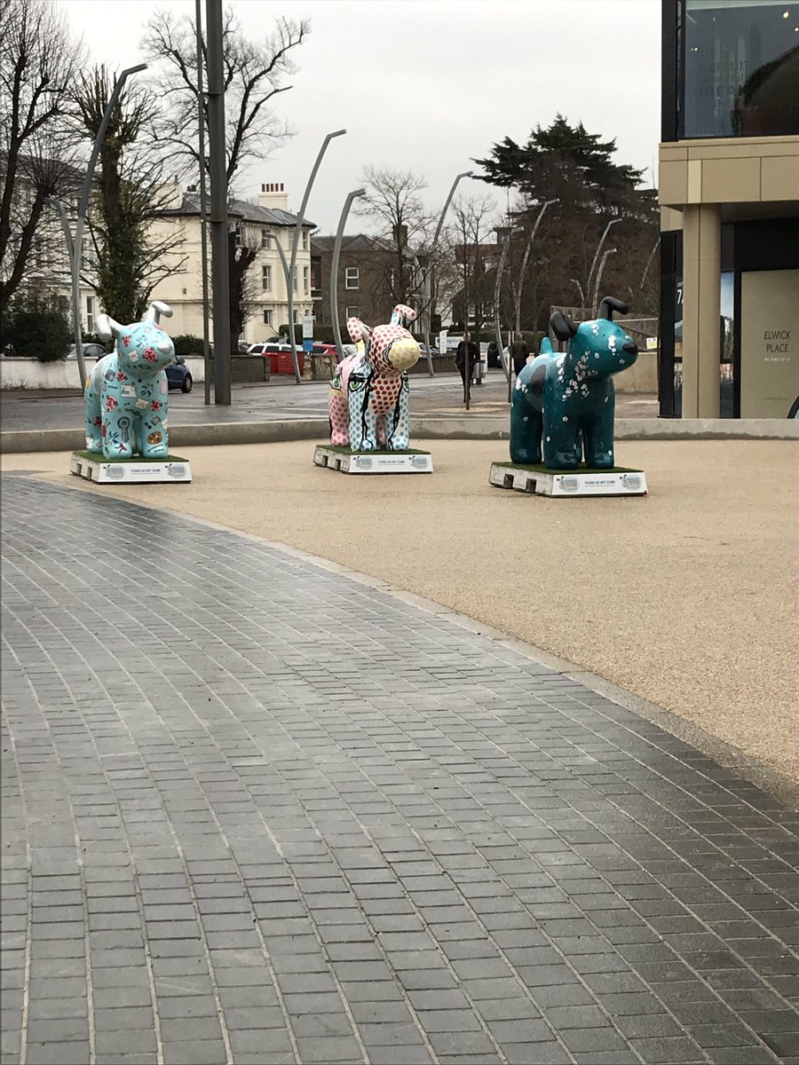40Tinks's tweet photo. And now officially half way through @REDJanuaryUK #RED16 just over 7,000 steps and brisk bracing walk at lunch time. Finding these @AshfordSnowdogs who have returned to guard the new @AshfordPicHouse 🐾🐾🐾 https://t.co/myGUR6ALjV