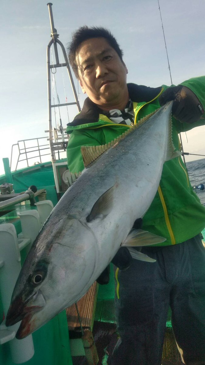 萩の華 お早う御座います 本日のランチは 生マグロの脳天刺身とワラサのお刺身2点盛り定食を予定しております 茨城コシヒカリ新米ご飯と お味噌汁 お新香付きで750円 番号札が無くなり次第売り切れとなります ワラサは出世魚 ワカシ イナダ