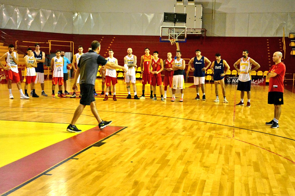 sarmientochaco's tweet photo. 📸 #SarmientoBasquet l El pasado miércoles, el plantel dirigido por @Eric15224302 retomó las prácticas luego del receso de fin de año. Con Buen ritmo el #Decano cumple una semana de trabajo en esta mini #Pretemporada
#TorneoFederal #TFB
#VamosDeca 💪🏀 https://t.co/OSo8EoL5QO