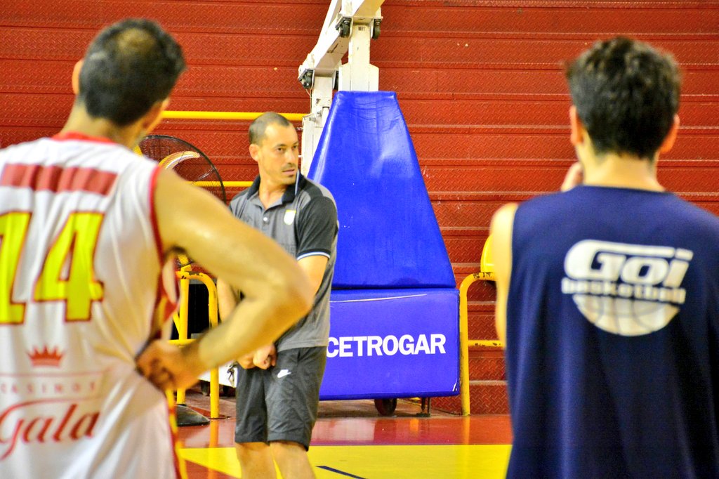 sarmientochaco's tweet photo. 📸 #SarmientoBasquet l El pasado miércoles, el plantel dirigido por @Eric15224302 retomó las prácticas luego del receso de fin de año. Con Buen ritmo el #Decano cumple una semana de trabajo en esta mini #Pretemporada
#TorneoFederal #TFB
#VamosDeca 💪🏀 https://t.co/OSo8EoL5QO