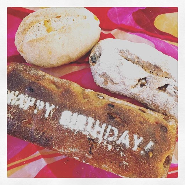 ririkono's tweet image. おはよう！って宅急便やさんがきて、なかよしの「もりパン」からパンが届いた！後藤純子さんのミツロウのエコラップに包んで大事に食べる。ありがとう😊#veganbread #happybirthday #nobutter #nomilk #noegg #thankyou bit.ly/2FByw09