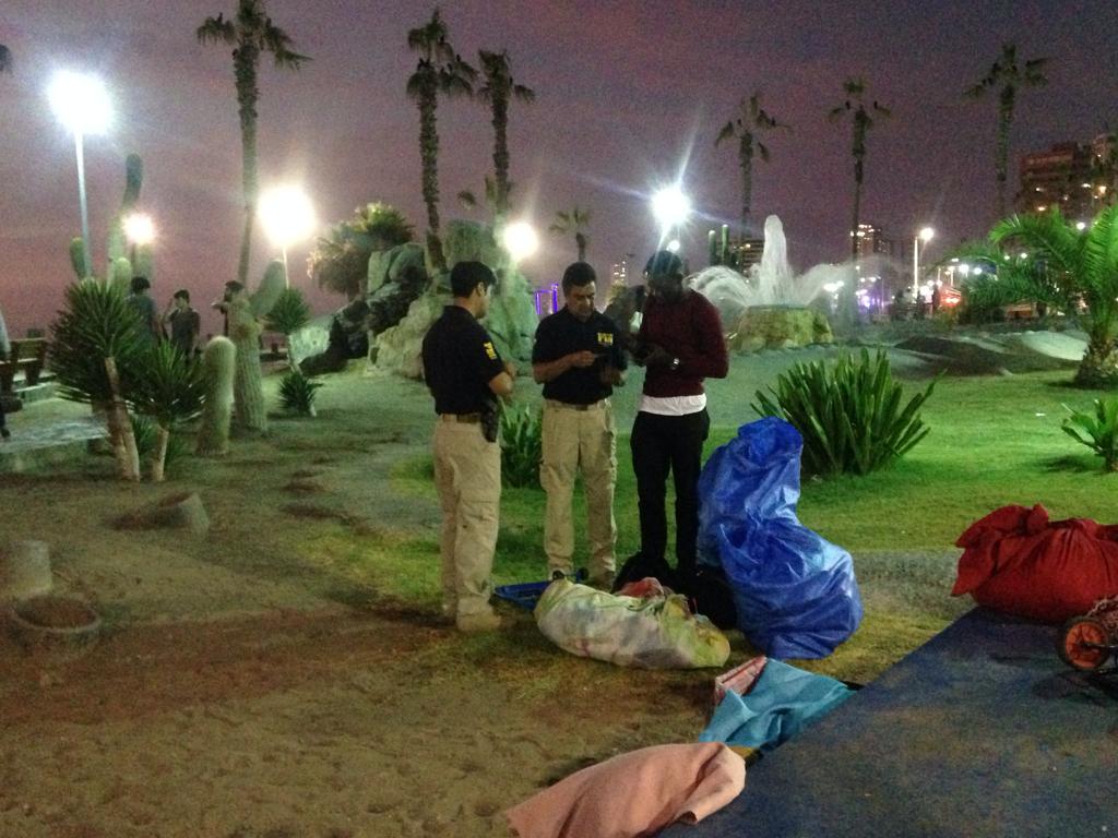 Jefe de Prefectura junto al Jefe de Polint participan en fiscalización al comercio ambulante ubicado en playa #Cavancha, liderada por el Intendente, autoridades y servicios vinculantes.