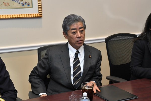 防衛省 自衛隊 على تويتر 岩屋防衛大臣 の動静 1月16日 水 現地時間 岩屋防衛大臣は アーミテージ元国務副長官及びマンケン戦略予算評価センター csba 所長との間で 意見交換を行いました Https T Co Ty3k7y0zp4