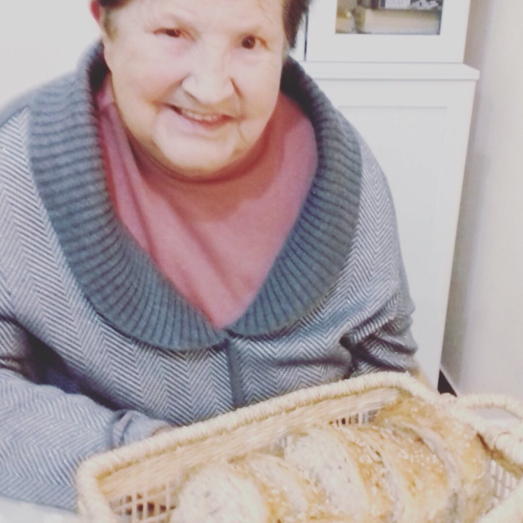 gruparrels's tweet photo. Crear, experimentar,barrejar,treball en equip...cuinar en aquest #tallerdecuina vam fer aquest pa de cereals combinant tradició i tecnologia #padecereals. https://t.co/fCamamV5i0
