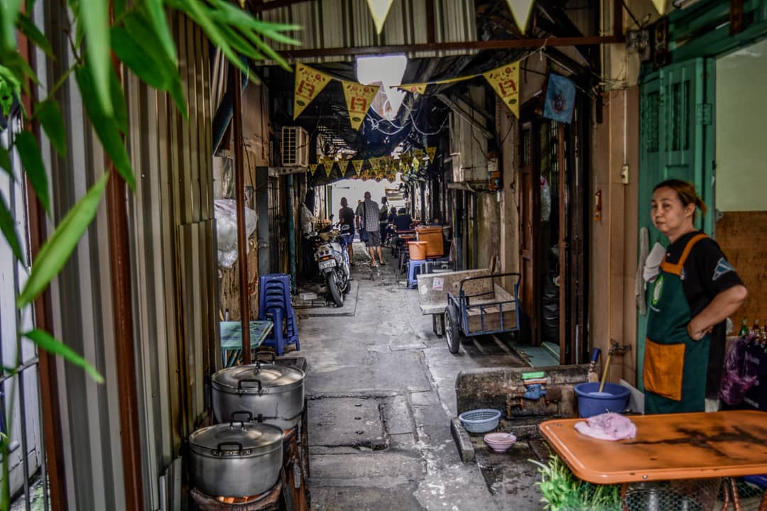 BangkokBL's tweet photo. Cooking in Alley. 🍳
#BBLphoto #blogger #lifestyle #wanderlust #thailand #lostinthailand #thailandinstagram #seasia #asianculture #asia #asian #instaasia #amazingthailand #ilovethailand #visitthailand #photography #bangkok #bkk #travel #photooftheday #streetphotography #alley https://t.co/tQ005w3Dr5