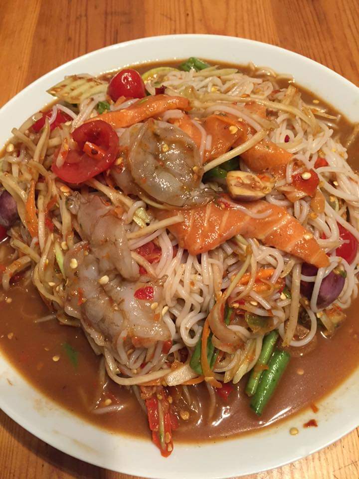 mamaaerkink's tweet photo. อาหารคนงานวันนี้ค่ะ ตำขนมจีนแซลมอนกุ้งสด ยำวุ้นเส้น ผัดเผ็ดกบ ฝีมือแม่บ้านความแซ่บระดับ10 ครับท่าน😋😋😋 https://t.co/61Kra4TWTK