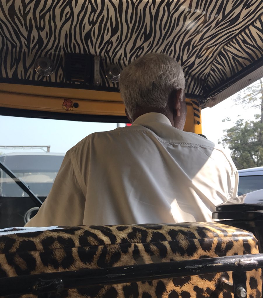 0nilajohn's tweet photo. My auto driver has waved at and greeted at least 4 of his friends within the half hour that I’ve been in his auto. Such a social 🦋 https://t.co/berLBCgWsW