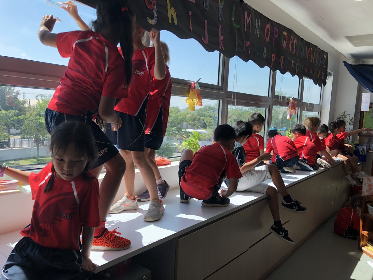 MissAmyPYP's tweet image. Grade 1 @ISPPCambodia #experimented with light today in a whole grade #collaboration into how light travels, shadows and rainbows. #wowmoments #science The #dreamteam is back in action!