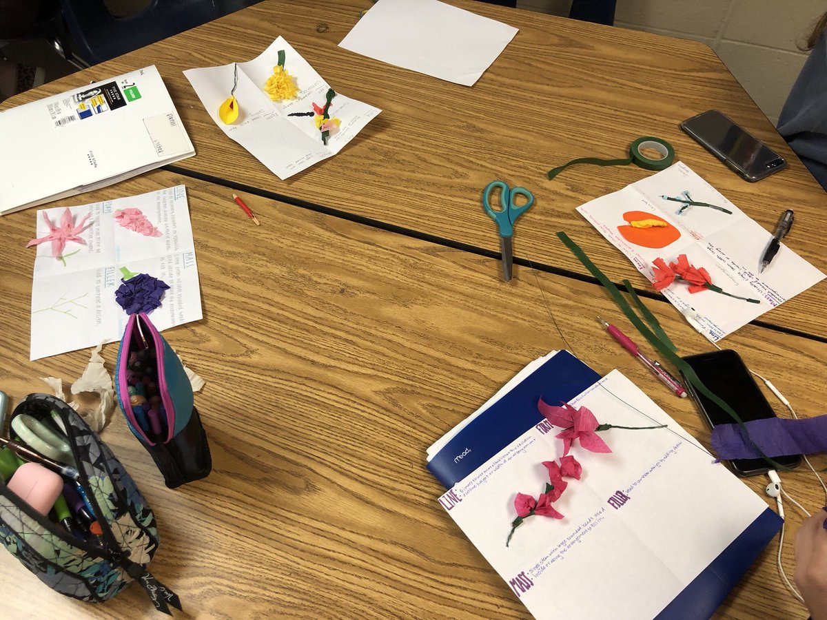 Dr_RussellEvans's tweet photo. Students designing their own 3D flowers to showcase their purpose and respective place in floral arrangements from Ms. Pasketβs Floral Design Lab! π #Experiential #CraftyCOOGS #StuckOnLearning @TomballFFA @TISDTHS https://t.co/Zn2h0i3bS6