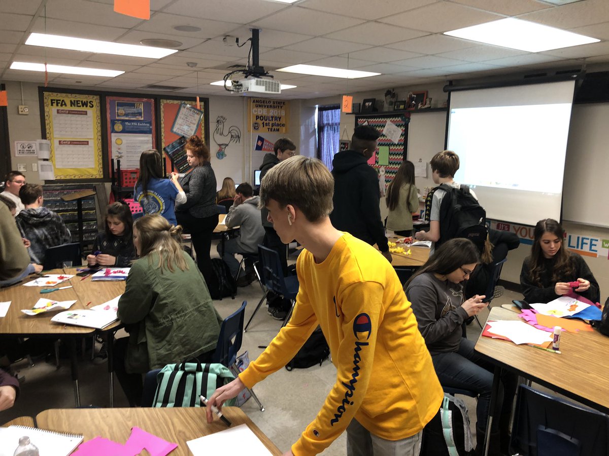 Dr_RussellEvans's tweet photo. Students designing their own 3D flowers to showcase their purpose and respective place in floral arrangements from Ms. Pasketβs Floral Design Lab! π #Experiential #CraftyCOOGS #StuckOnLearning @TomballFFA @TISDTHS https://t.co/Zn2h0i3bS6