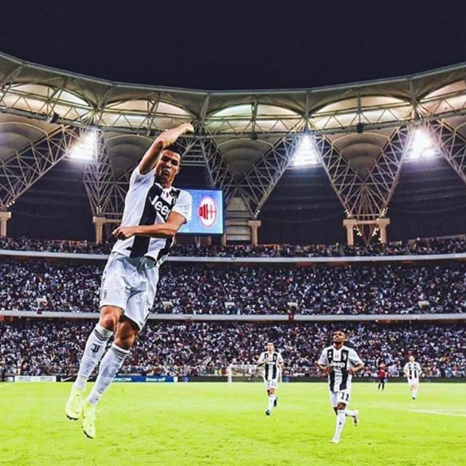 InvictosSomos's tweet photo. CR7: "No tengo dudas de que pasaré a la historia del fútbol. Le guste a la gente o no, los números hablan por sí solos. Estaré ahí con los mejores. A algunos les gusto más y a otros menos, pero no tengo ninguna duda de que ya estoy en la historia del fútbol". #FraseAEnmarcar https://t.co/lKycFYAllP