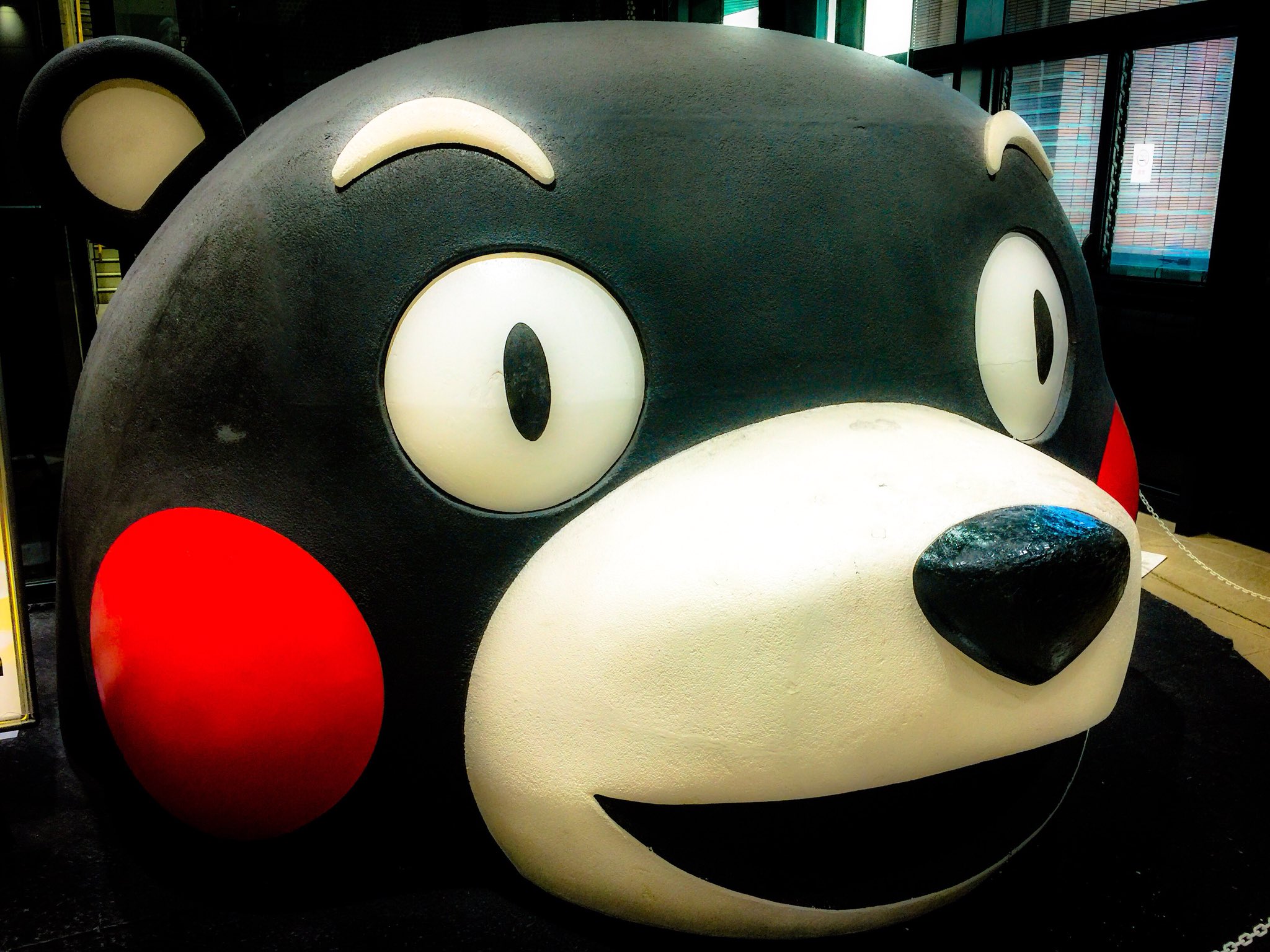 Twitter 上的 片柳弘史 熊本駅の巨大くまモン 床から頭だけが突き出ています O T Co 2whvonauza Twitter