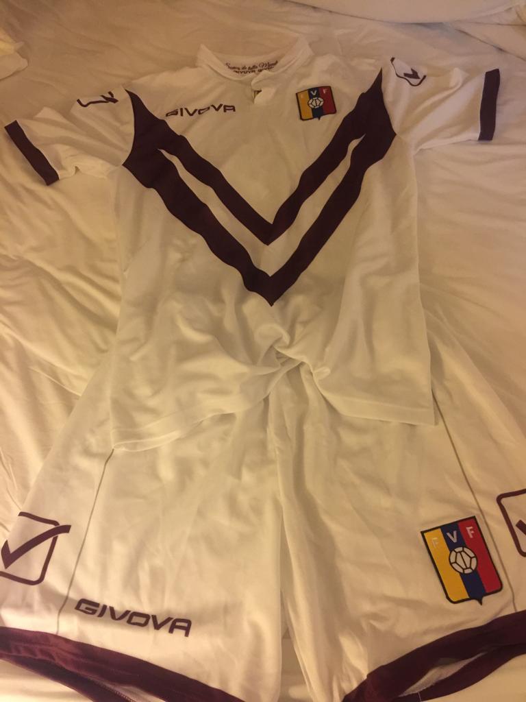 AlfredoCoronis's tweet photo. Uno de mis espías me mandó detalles del uniforme completo Givova blanco mas otros detalles de la camiseta https://t.co/9r5U24E13J