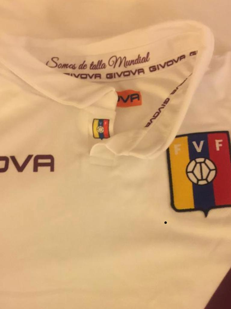 AlfredoCoronis's tweet photo. Uno de mis espías me mandó detalles del uniforme completo Givova blanco mas otros detalles de la camiseta https://t.co/9r5U24E13J